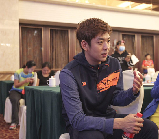 世界羽坛男神李龙大来温与球迷热情互动